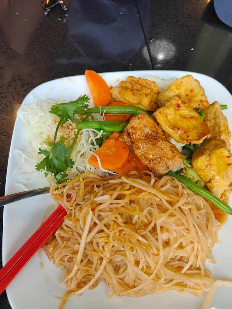 Lemongrass Tofu & Mixed Vegetable with Pad Thai Specialty Plate